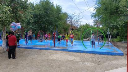 Familias y emprendedores disfrutan y aprovechan el Río Sabinas durante Semana Santa