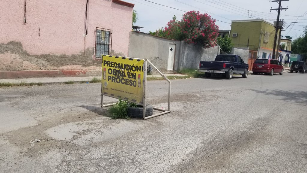 Persisten obras inconclusas en colonias de Piedras Negras: En la colonia Mundo Nuevo una vaya con medidas preventivas incomoda a los ciudadanos por trabajos inconclusos. 