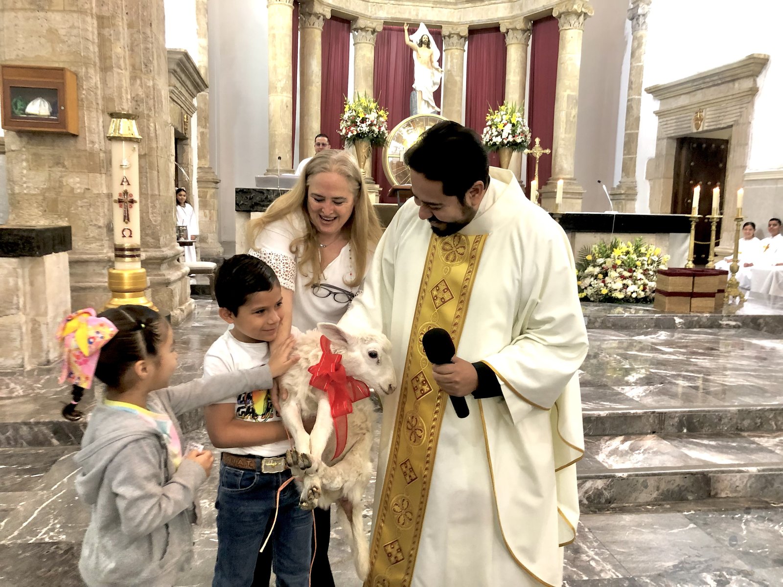 Borreguito es rifado en misa y niño se lleva la bendición
