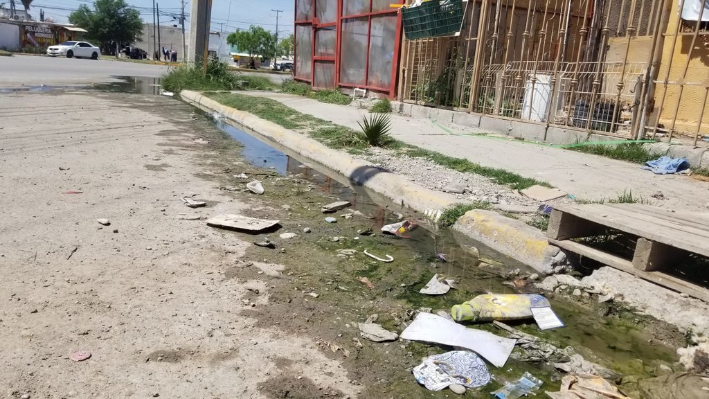 Fuga de aguas negras agrava condiciones de vida en colonias de la ciudad