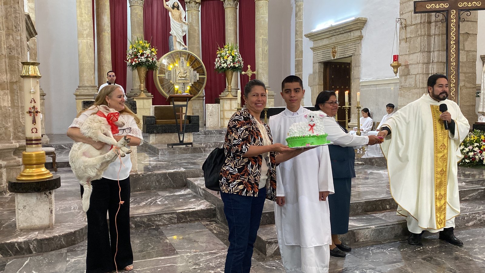 Borreguito es rifado en misa y niño se lleva la bendición