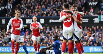 Arsenal vence 4-0 a Ipswich y retrasa título del Liverpool
