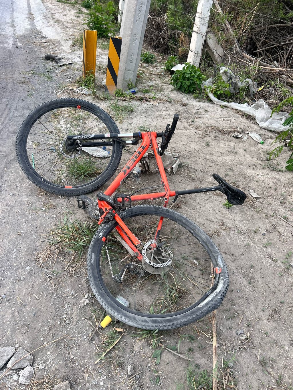 Camioneta de paquetería protagoniza choque y huye en la avenida Montessori; ciclista resulta afectado