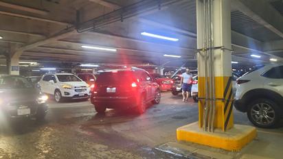 Caos vehicular en Walmart Monclova tras fuerte granizada: clientes buscan refugio en el estacionamiento subterráneo