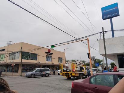 Semáforos de Sabinas se rehabilitan para mejorar la seguridad vial