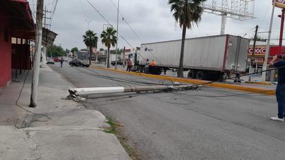 Tráiler derriba poste y provoca apagón en la colonia 28 de Junio