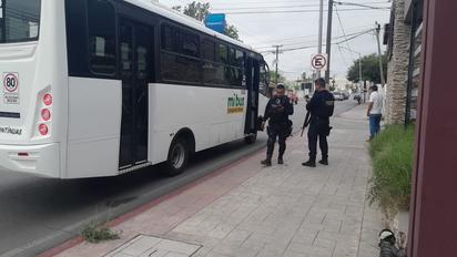 Detienen autobús urbano por ignorar semáforo en zona transitada