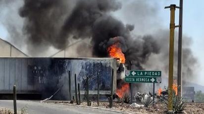Enfrentamiento en Apatzingán desata narcobloqueos en 8 municipios de Michoacán