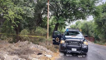 Investigan muerte de hombre encontrado suspendido en árbol en NL
