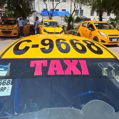  800 taxis de tres diferentes líneas que operan en Torreón,  refuerzan seguridad con números de identificación en toldos