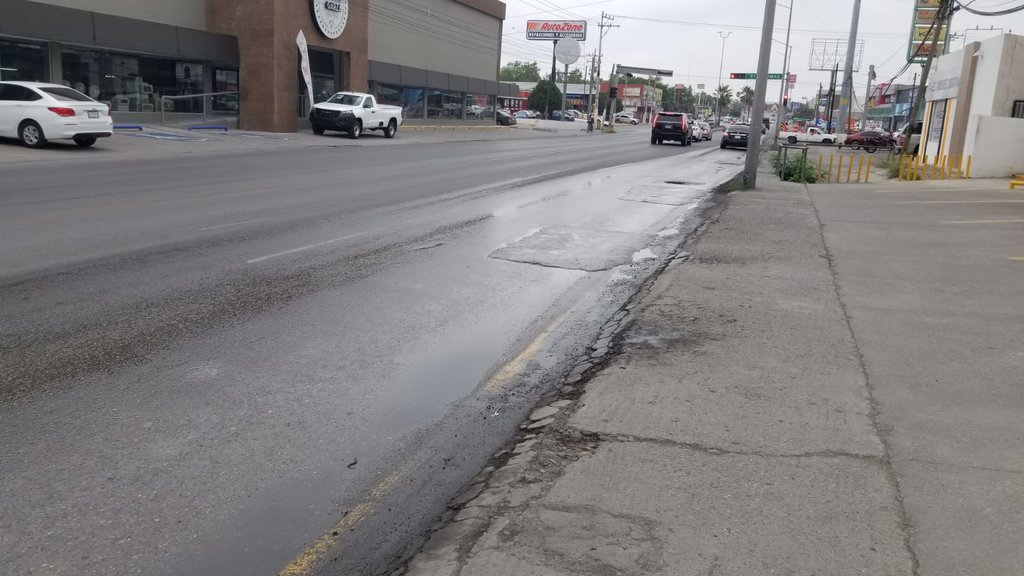 Fuga de aguas residuales afecta la avenida Lázaro Cárdenas: Una extensa fuga de aguas residuales contamina la avenida Lázaro Cárdenas, en Piedras Negras, generando riesgos sanitarios