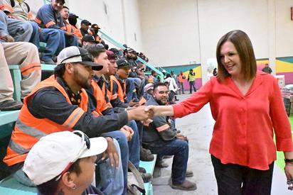 Frontera entrega 133 uniformes a trabajadores municipales