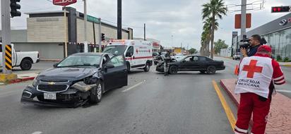 Accidente en Tepic y Colegio Militar deja dos vehículos dañados en PN