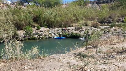 El chapuzón mortal: familias  exponen su vida en el río   