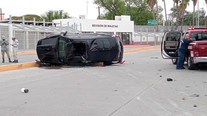 Joven de Eagle Pass protagoniza choque-volcadura en Puente Internacional II