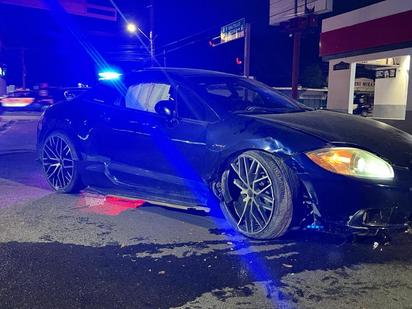 Conductor ebrio choca contra semáforo en cruce de Carranza y Alejo González