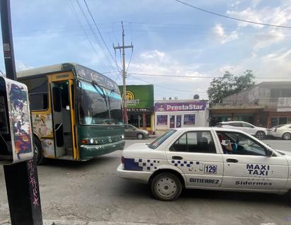 Camioneros y taxistas en pleito de nunca acabar por ganar pasaje en paradas 