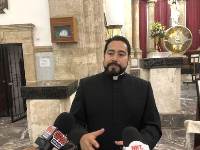 Sacerdote en oración por la llegada del nuevo Papa 