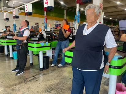 De pie y sin descanso; realidad  algunos trabajadores en Monclova