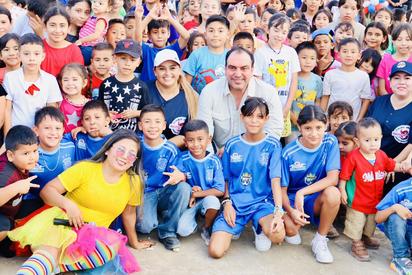 Bravitos de Corazón lleva alegría, juegos y sorpresas a los niños de Sabinas con Francisco Tobías