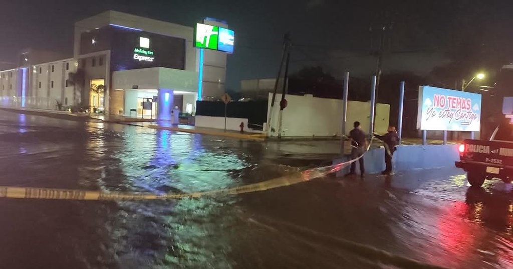 Tormenta causa inundaciones en Piedras Negras: Una intensa tormenta eléctrica con granizo azotó Piedras Negras la noche del viernes, provocando inundaciones, apagones y afecta