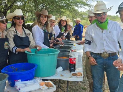 Esposas de ganaderos de Múzquiz preparan comida para 2,000 personas en cabalgata 2025