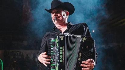 Los Alegres del Barranco evaden veto con karaoke de narcocorridos