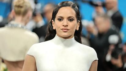¡Confirmado! Rosalía revela en la Met Gala que 'se vienen cosas'