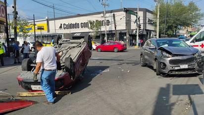 Cuatro heridos tras volcadura en accidente vial del centro de Monterrey