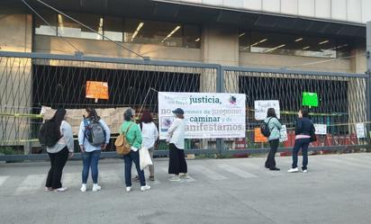 Trabajadores de Mejoredu bloquean SEP por incertidumbre laboral