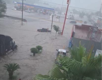 Tormenta colapsa vialidades y arrastra vehículos en colonias bajas de Piedras Negras 
