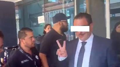 Vocalista de Los Alegres del Barranco critica a medios tras comparecencia legal