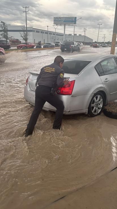 Apoya Policía Estatal a ciudadanos afectados por lluvias en la región norte