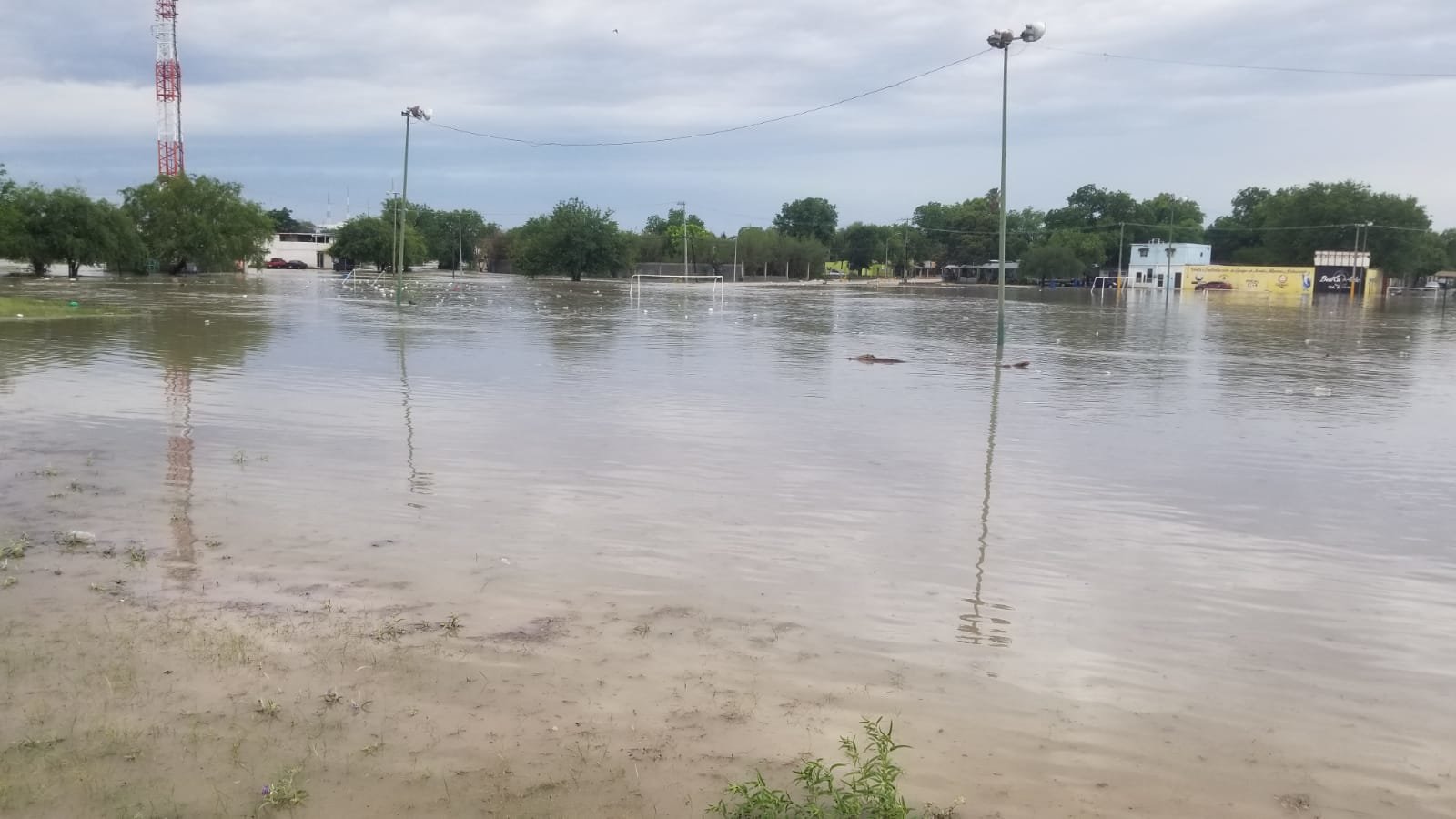 Tromba causa inundaciones y caos vial en Piedras Negras: Una intensa tromba con granizo azotó Piedras Negras la tarde del jueves, provocando severas inundaciones.