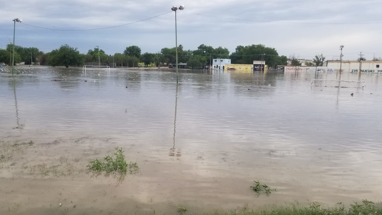 Tromba causa inundaciones y caos vial en Piedras Negras: Una intensa tromba con granizo azotó Piedras Negras la tarde del jueves, provocando severas inundaciones.