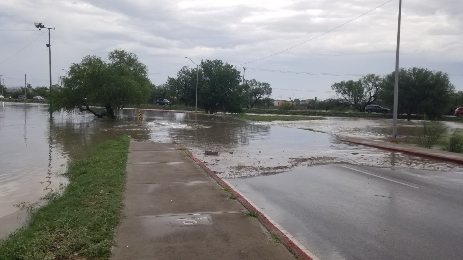 Tromba causa inundaciones y caos vial en Piedras Negras: Una intensa tromba con granizo azotó Piedras Negras la tarde del jueves, provocando severas inundaciones.