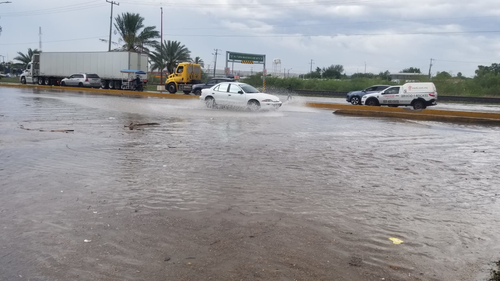 Tromba causa inundaciones y caos vial en Piedras Negras: Una intensa tromba con granizo azotó Piedras Negras la tarde del jueves, provocando severas inundaciones.