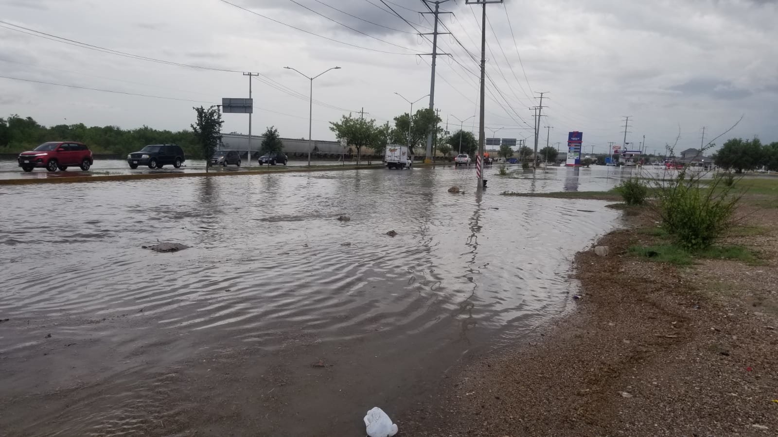 Tromba causa inundaciones y caos vial en Piedras Negras: Una intensa tromba con granizo azotó Piedras Negras la tarde del jueves, provocando severas inundaciones.