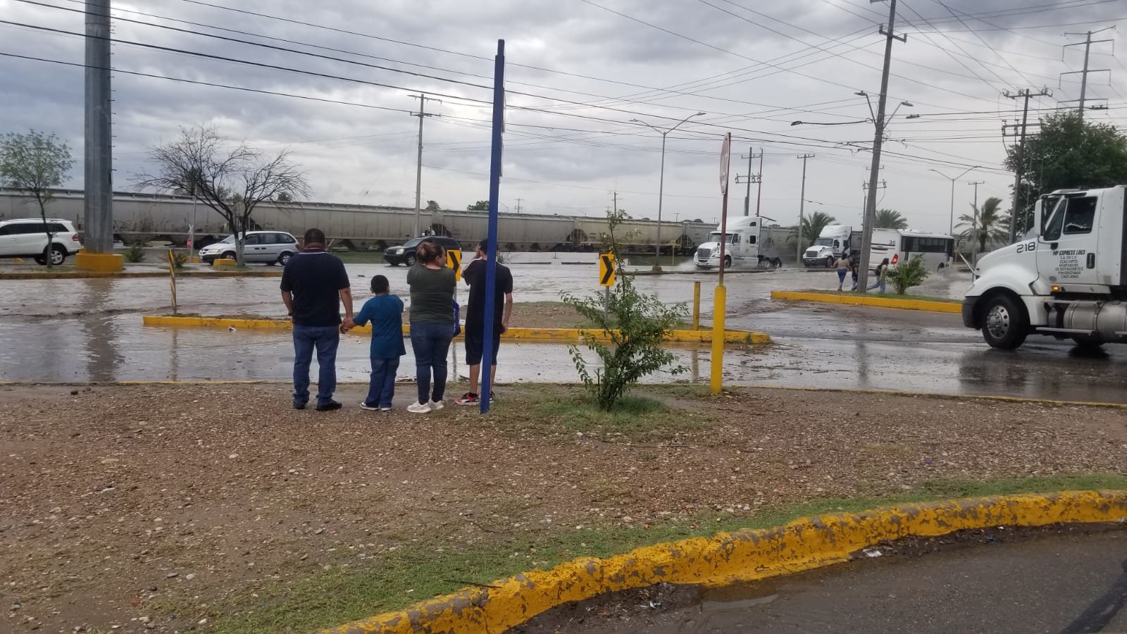 Tromba causa inundaciones y caos vial en Piedras Negras: Una intensa tromba con granizo azotó Piedras Negras la tarde del jueves, provocando severas inundaciones.