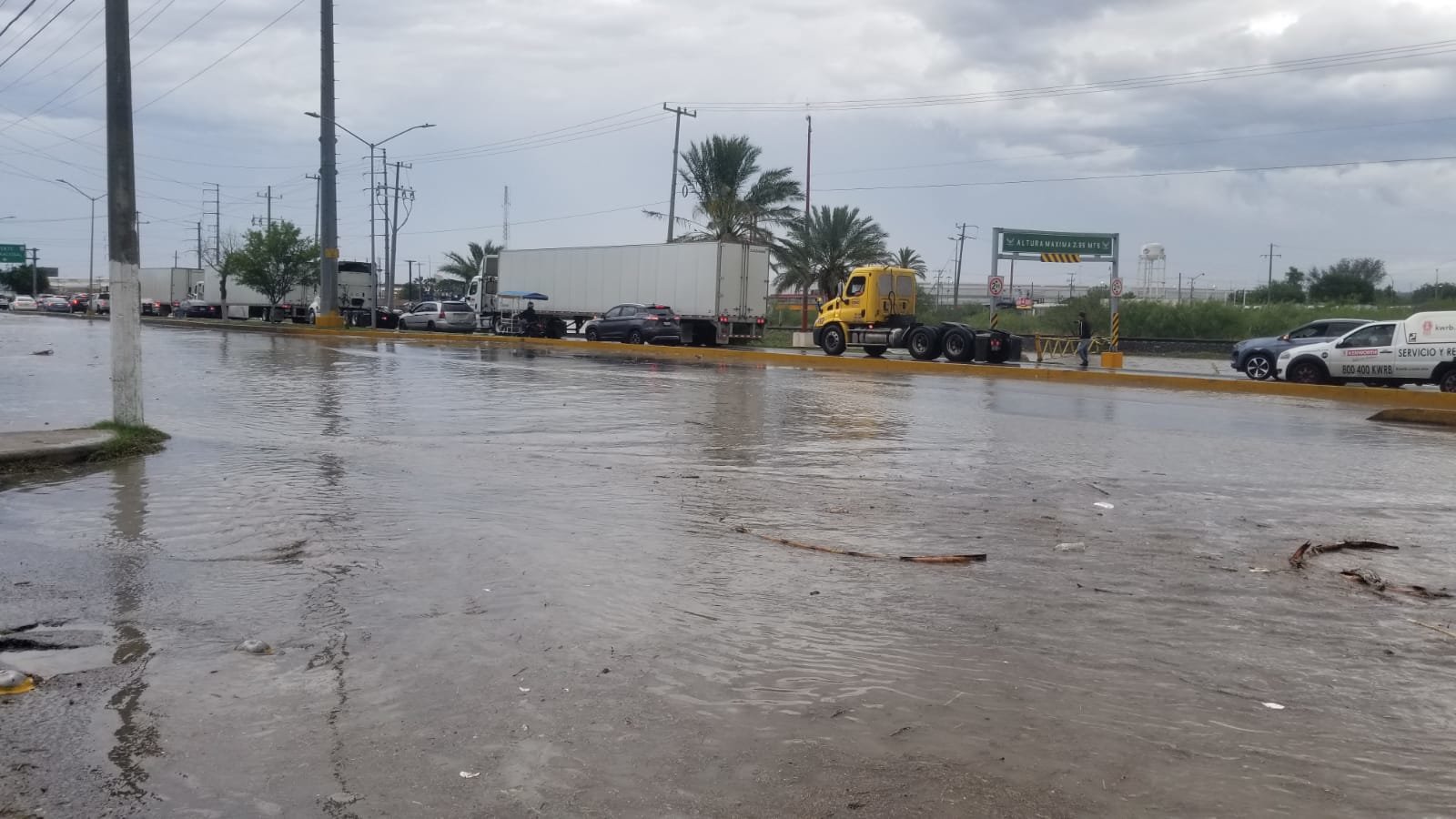 Tromba causa inundaciones y caos vial en Piedras Negras: Una intensa tromba con granizo azotó Piedras Negras la tarde del jueves, provocando severas inundaciones.
