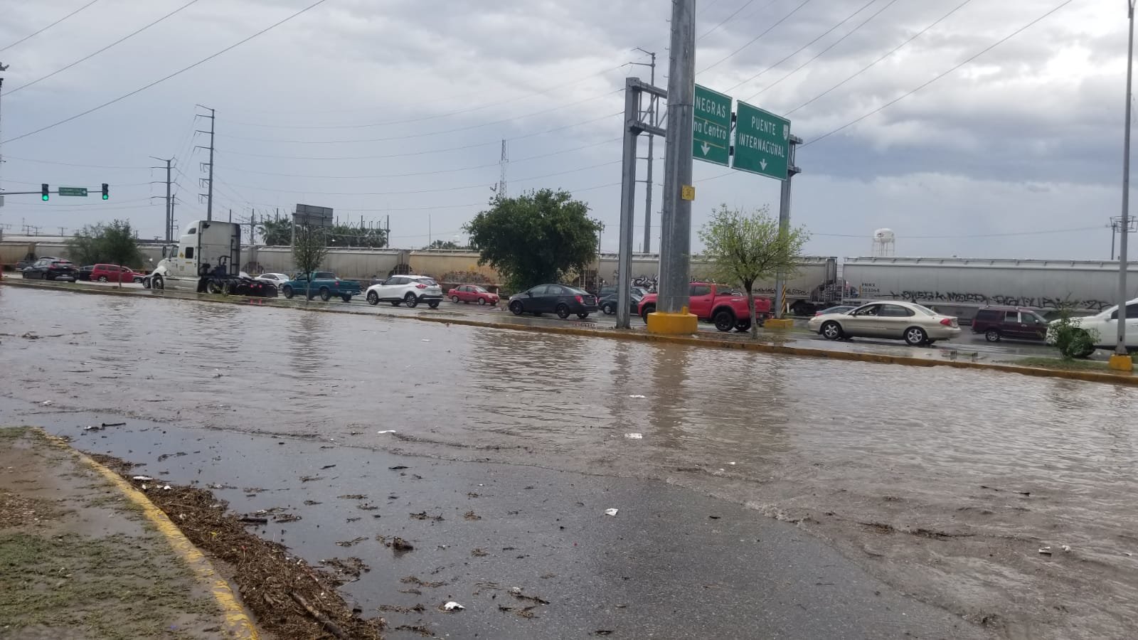 Tromba causa inundaciones y caos vial en Piedras Negras: Una intensa tromba con granizo azotó Piedras Negras la tarde del jueves, provocando severas inundaciones.