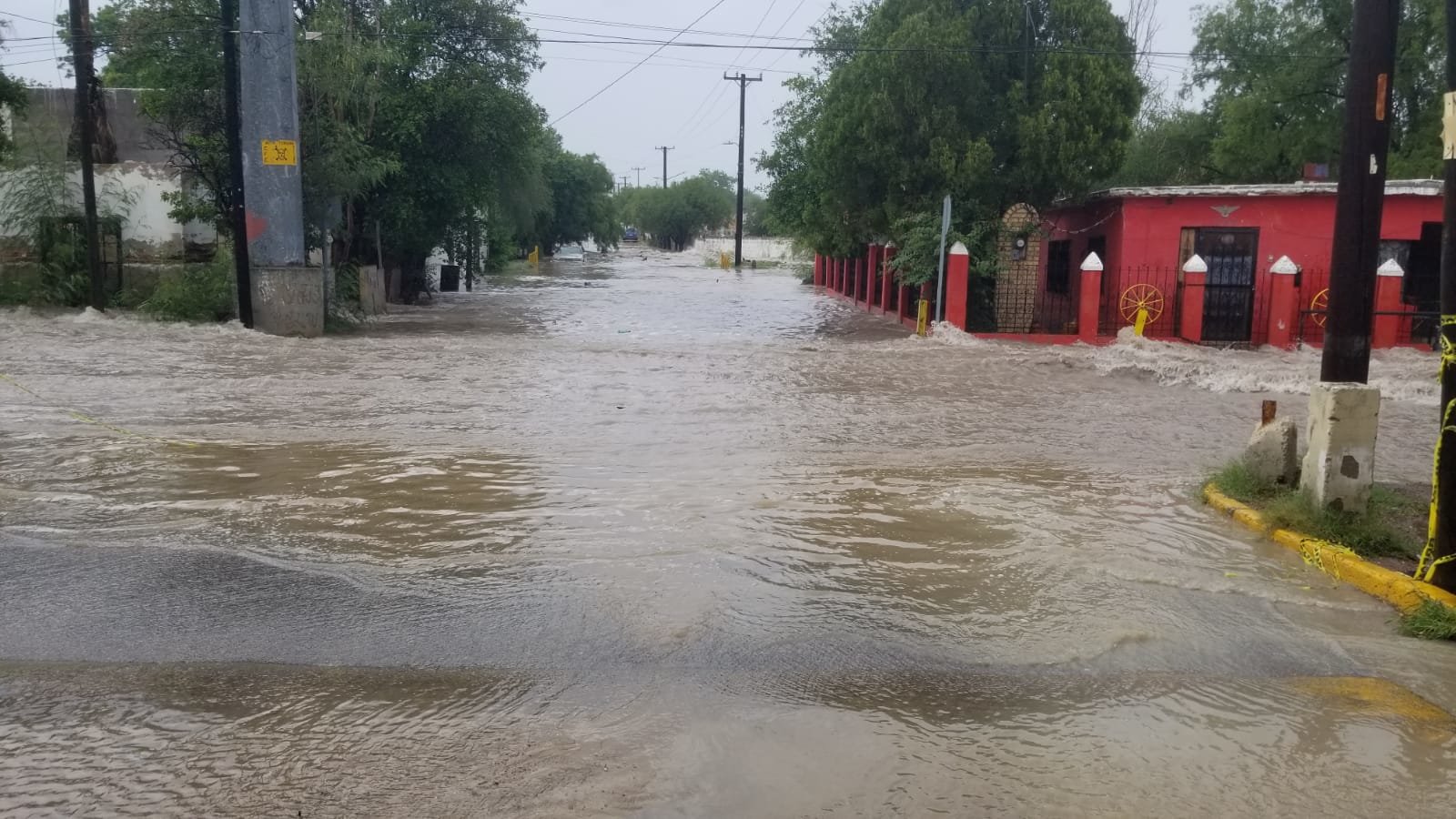 Tromba causa inundaciones y caos vial en Piedras Negras: Una intensa tromba con granizo azotó Piedras Negras la tarde del jueves, provocando severas inundaciones.