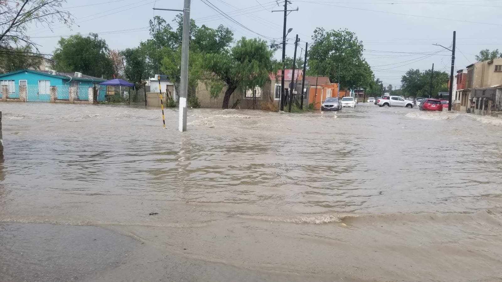 Tromba causa inundaciones y caos vial en Piedras Negras: Una intensa tromba con granizo azotó Piedras Negras la tarde del jueves, provocando severas inundaciones.