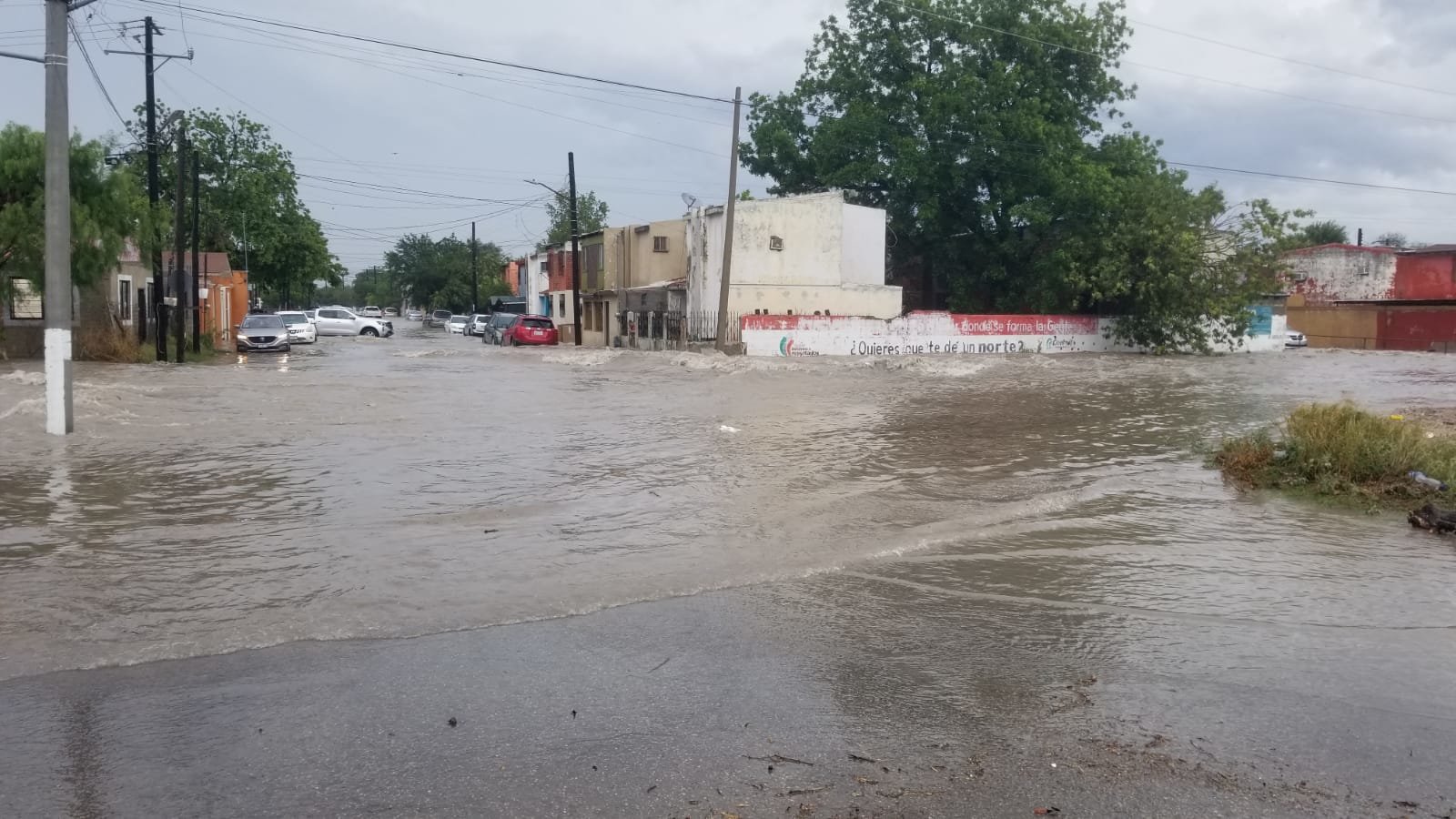 Tromba causa inundaciones y caos vial en Piedras Negras: Una intensa tromba con granizo azotó Piedras Negras la tarde del jueves, provocando severas inundaciones.