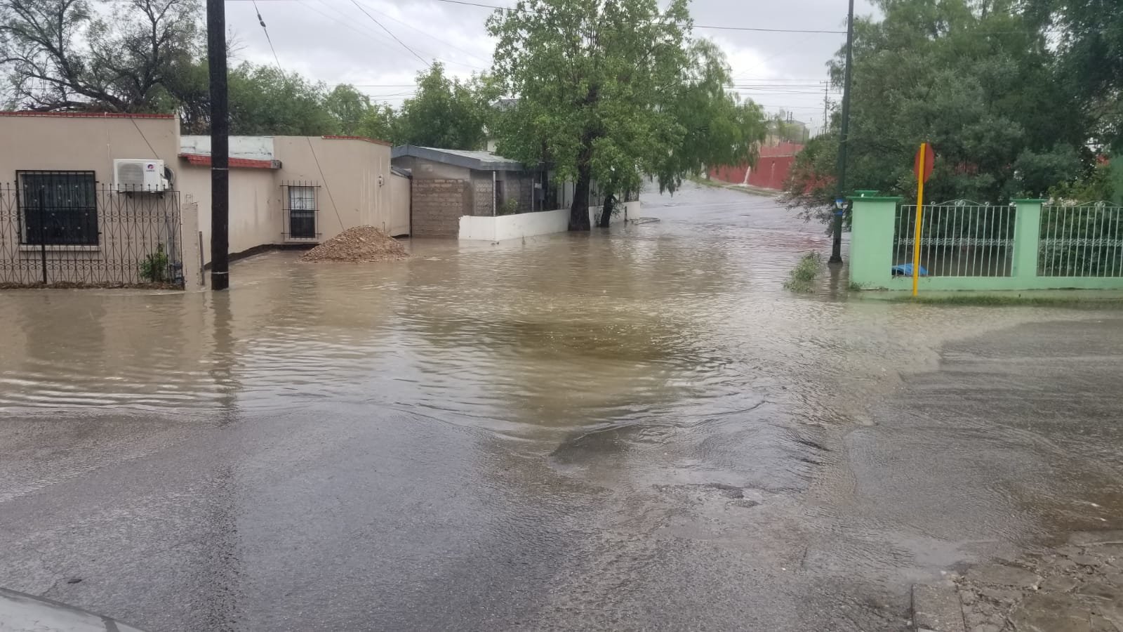 Tromba causa inundaciones y caos vial en Piedras Negras: Una intensa tromba con granizo azotó Piedras Negras la tarde del jueves, provocando severas inundaciones.