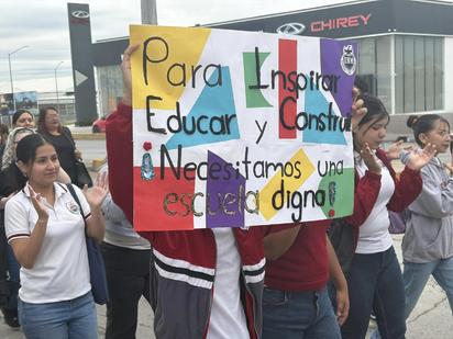 Normalistas marchan para exigir un nuevo plantel