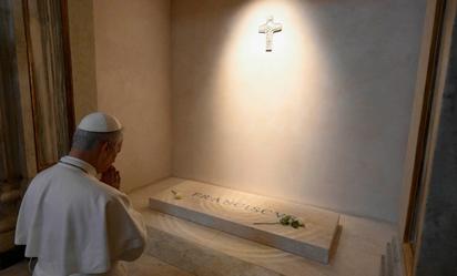 Papa León XIV visita tumba de Francisco en Roma