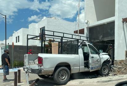 Camioneta impacta caseta de seguridad en Lomas del Valle; hay dos lesionadas en PN