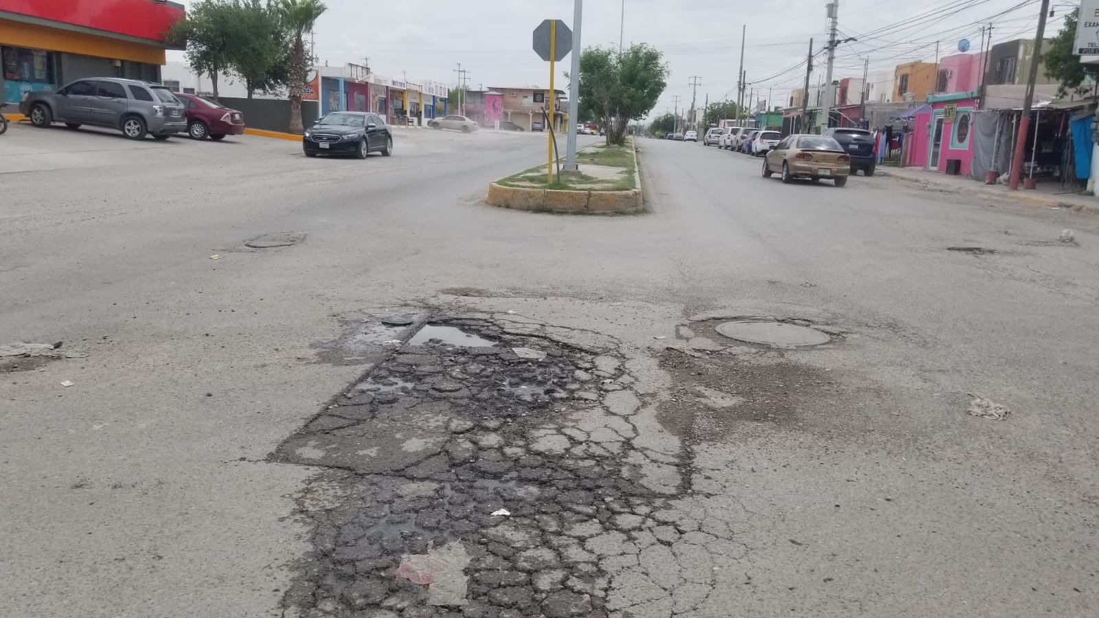 Vecinos de la colonia Año 2000 denuncian condiciones deplorables en calles y drenaje: La avenida Juan de la Barrera en el Año 2000 se encuentra con baches y fuga de drenaje generando incomodidad. 