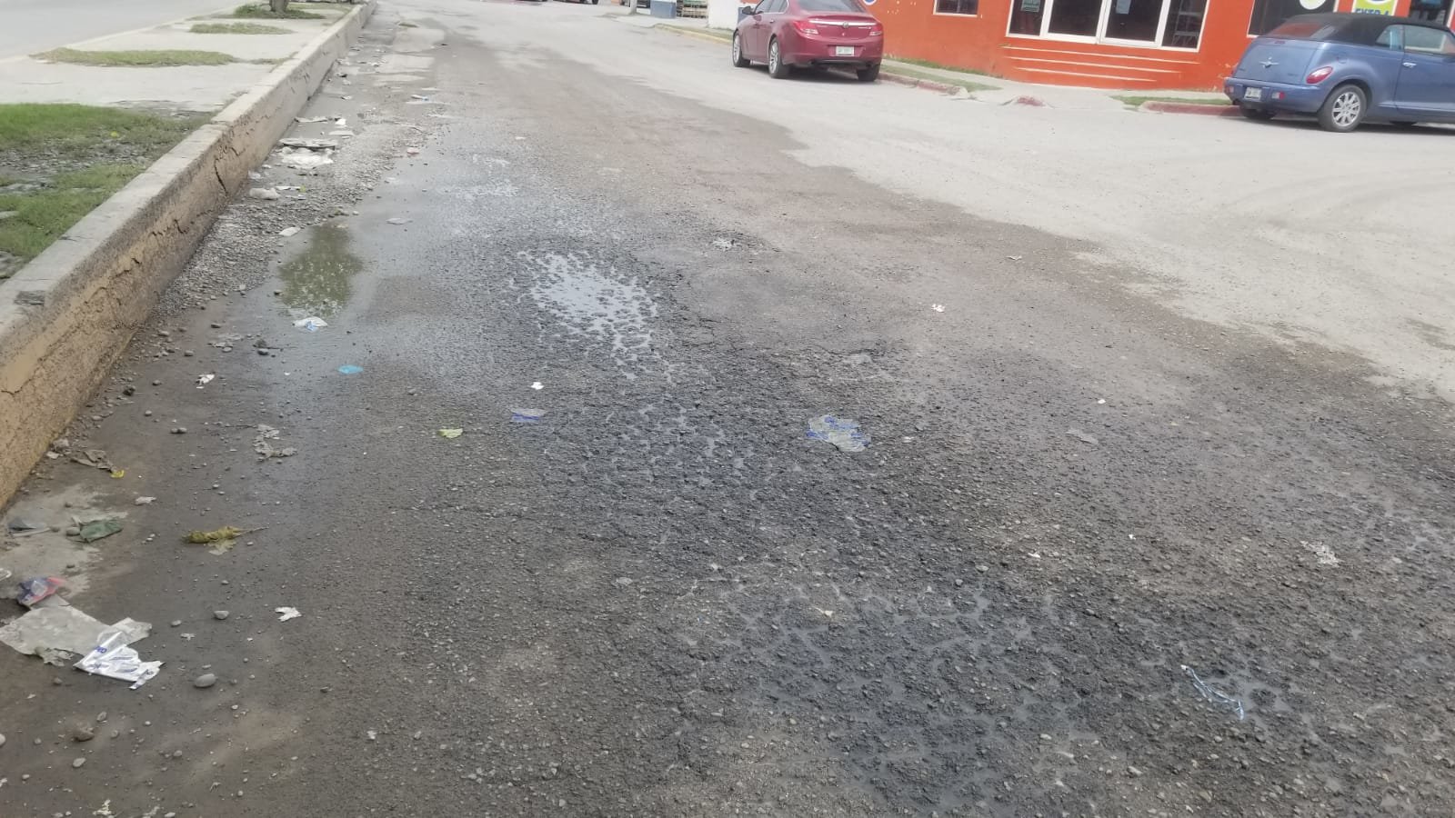 Vecinos de la colonia Año 2000 denuncian condiciones deplorables en calles y drenaje: La avenida Juan de la Barrera en el Año 2000 se encuentra con baches y fuga de drenaje generando incomodidad. 